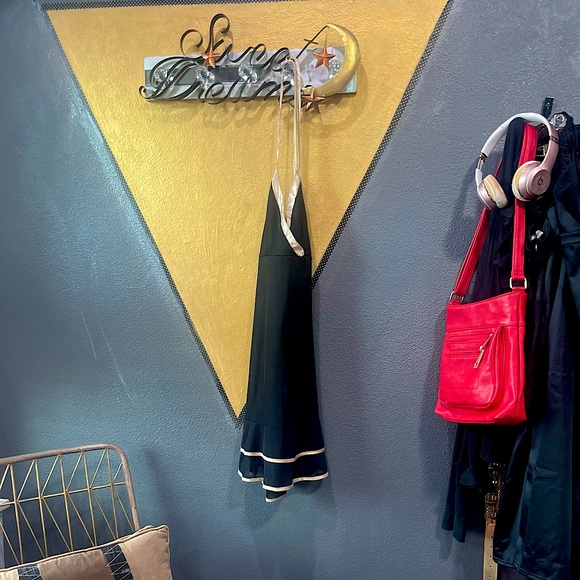 Beautiful dress - Picture 2 of 3